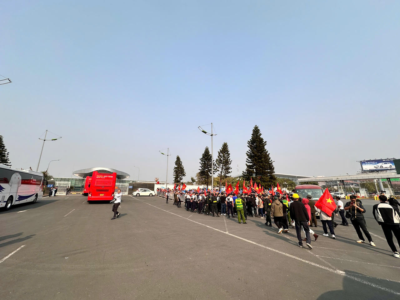 Nóng: Sân bay Nội Bài đỏ rực màu cờ chào đón đội tuyển Việt Nam trở về