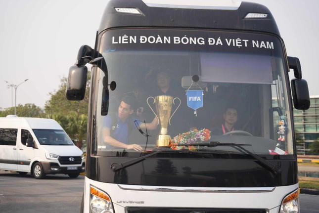 Các nhà vô địch và cup vàng AFFclên chuyến xe “đặc biệt” về trung tâm Thành phố