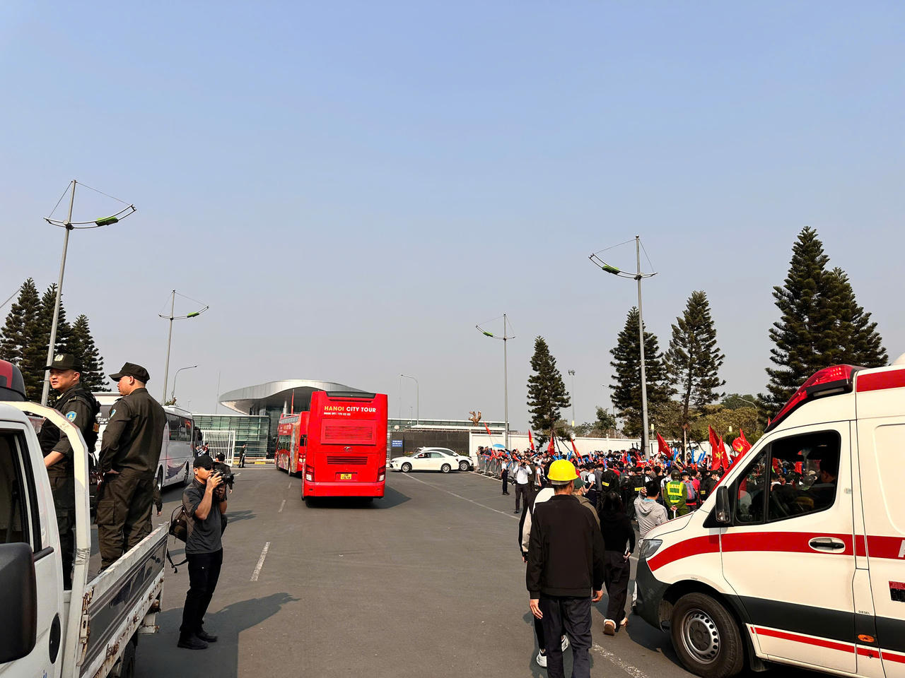 Nóng: Sân bay Nội Bài đỏ rực màu cờ chào đón đội tuyển Việt Nam trở về