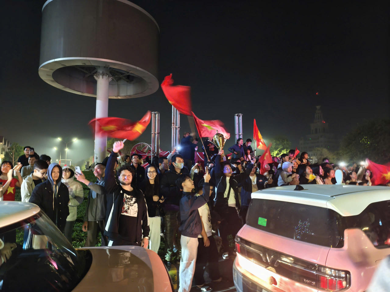 "Đêm hội" cờ đỏ Sao vàng: Khi bóng đá gắn kết triệu trái tim Việt