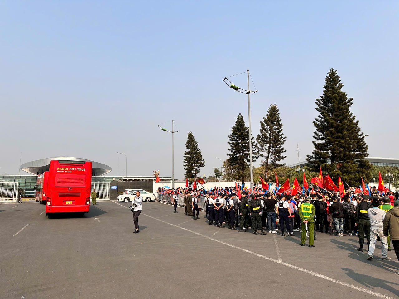 Nóng: Sân bay Nội Bài đỏ rực màu cờ chào đón đội tuyển Việt Nam trở về