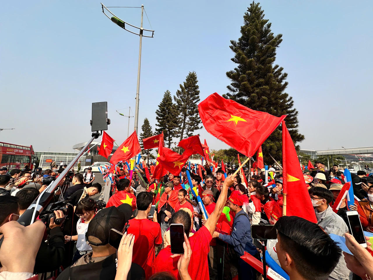 Nóng: Sân bay Nội Bài đỏ rực màu cờ chào đón đội tuyển Việt Nam trở về