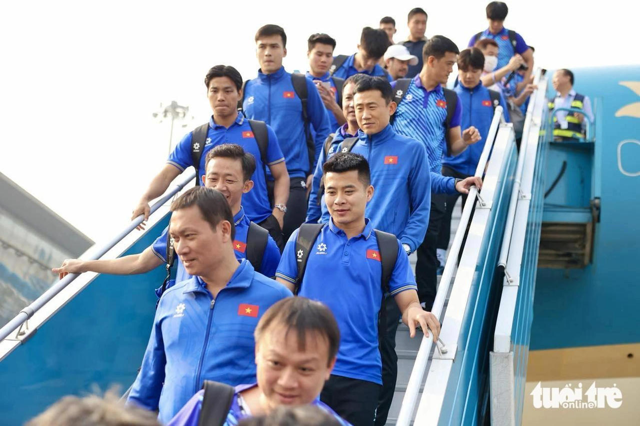 Các nhà vô địch và cup vàng AFFclên chuyến xe “đặc biệt” về trung tâm Thành phố