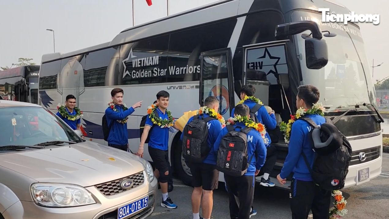 Các nhà vô địch và cup vàng AFFclên chuyến xe “đặc biệt” về trung tâm Thành phố