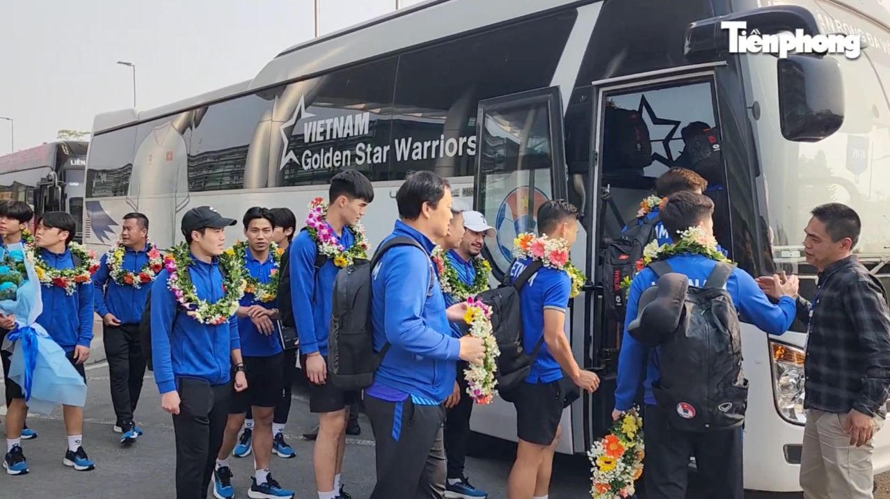 Các nhà vô địch và cup vàng AFFclên chuyến xe “đặc biệt” về trung tâm Thành phố