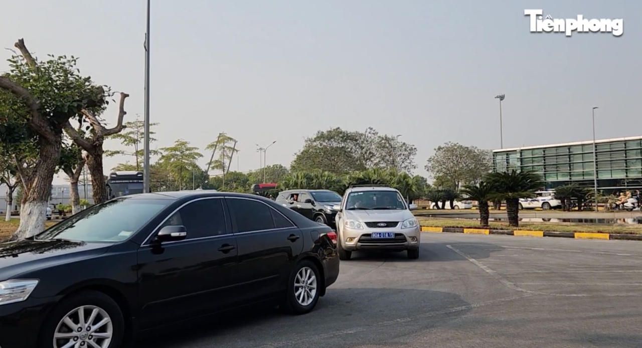 Các nhà vô địch và cup vàng AFFclên chuyến xe “đặc biệt” về trung tâm Thành phố