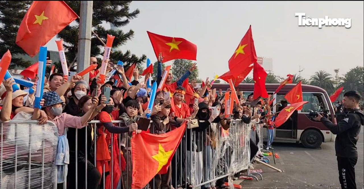 Các nhà vô địch và cup vàng AFFclên chuyến xe “đặc biệt” về trung tâm Thành phố