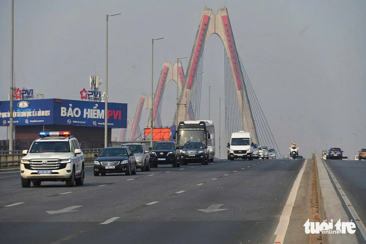 Các nhà vô địch và cup vàng AFFclên chuyến xe “đặc biệt” về trung tâm Thành phố