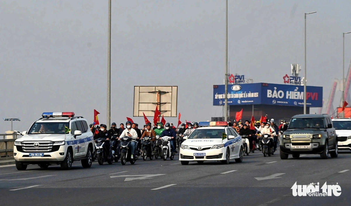 Các nhà vô địch và cup vàng AFFclên chuyến xe “đặc biệt” về trung tâm Thành phố