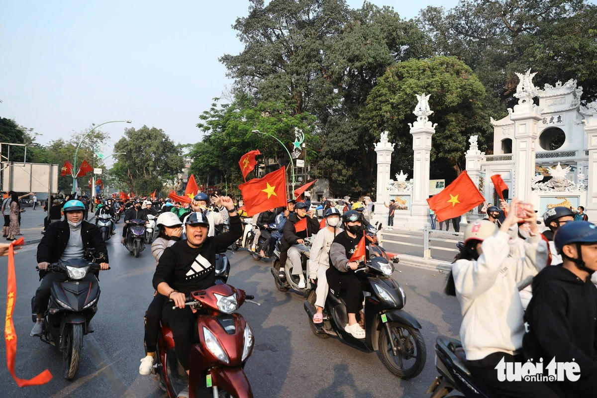 Các nhà vô địch và cup vàng AFFclên chuyến xe “đặc biệt” về trung tâm Thành phố