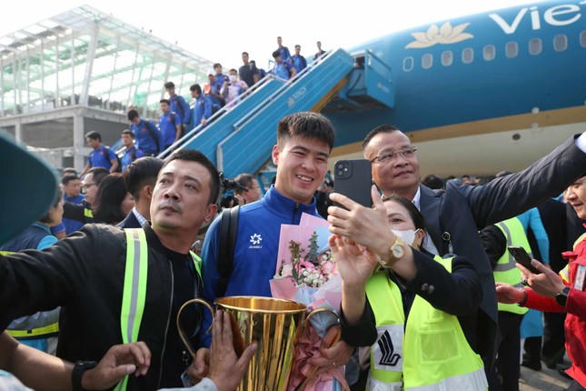 Các nhà vô địch và cup vàng AFFclên chuyến xe “đặc biệt” về trung tâm Thành phố