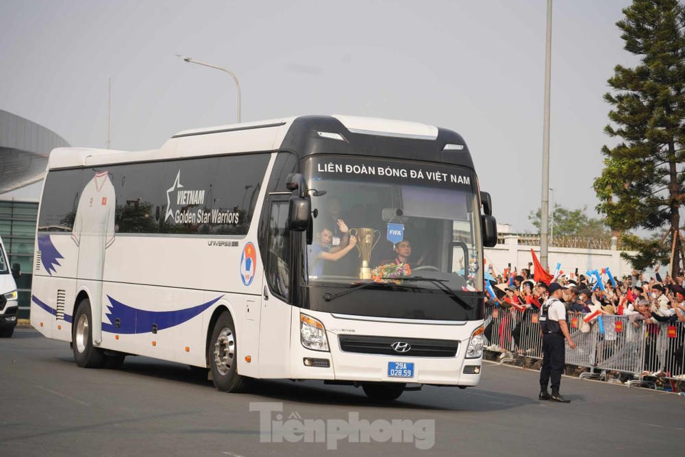 Các nhà vô địch và cup vàng AFFclên chuyến xe “đặc biệt” về trung tâm Thành phố