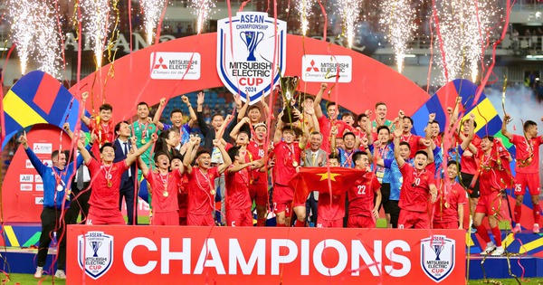 Tặng Huân chương Lao động cho tuyển Việt Nam và 6 cầu thủ