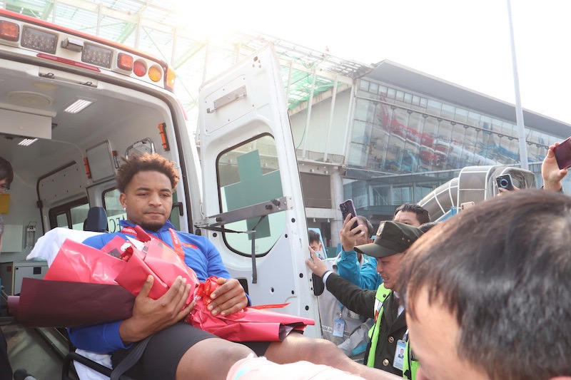 Các nhà vô địch và cup vàng AFFclên chuyến xe “đặc biệt” về trung tâm Thành phố