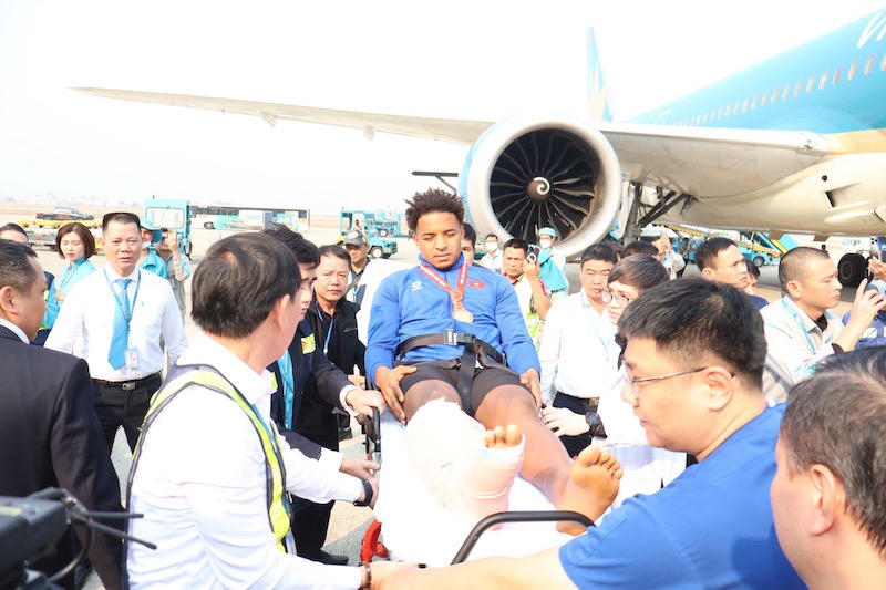 Các nhà vô địch và cup vàng AFFclên chuyến xe “đặc biệt” về trung tâm Thành phố