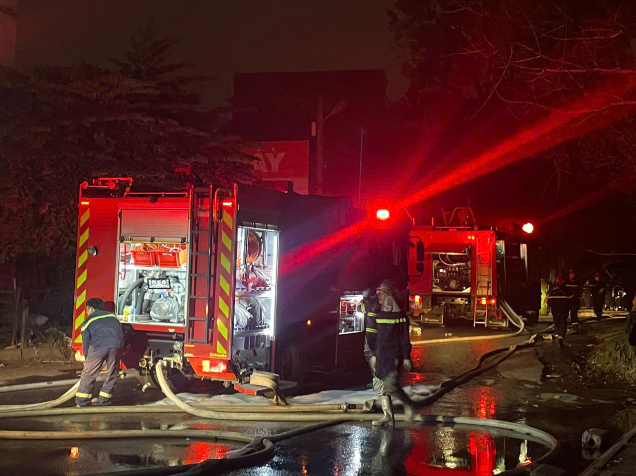 Đêm qua lại cháy ở Hà Nội, khói đen cuồn cuộn kèm nhiều tiếng nổ lớn