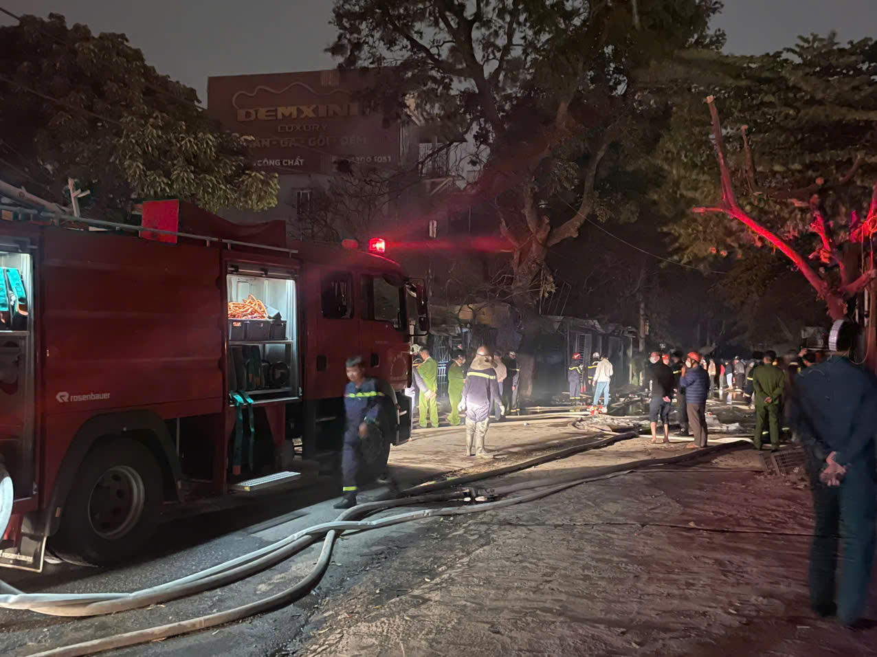 Đêm qua lại cháy ở Hà Nội, khói đen cuồn cuộn kèm nhiều tiếng nổ lớn