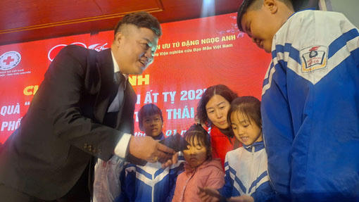 “Chở” mùa xuân đến với mọi người