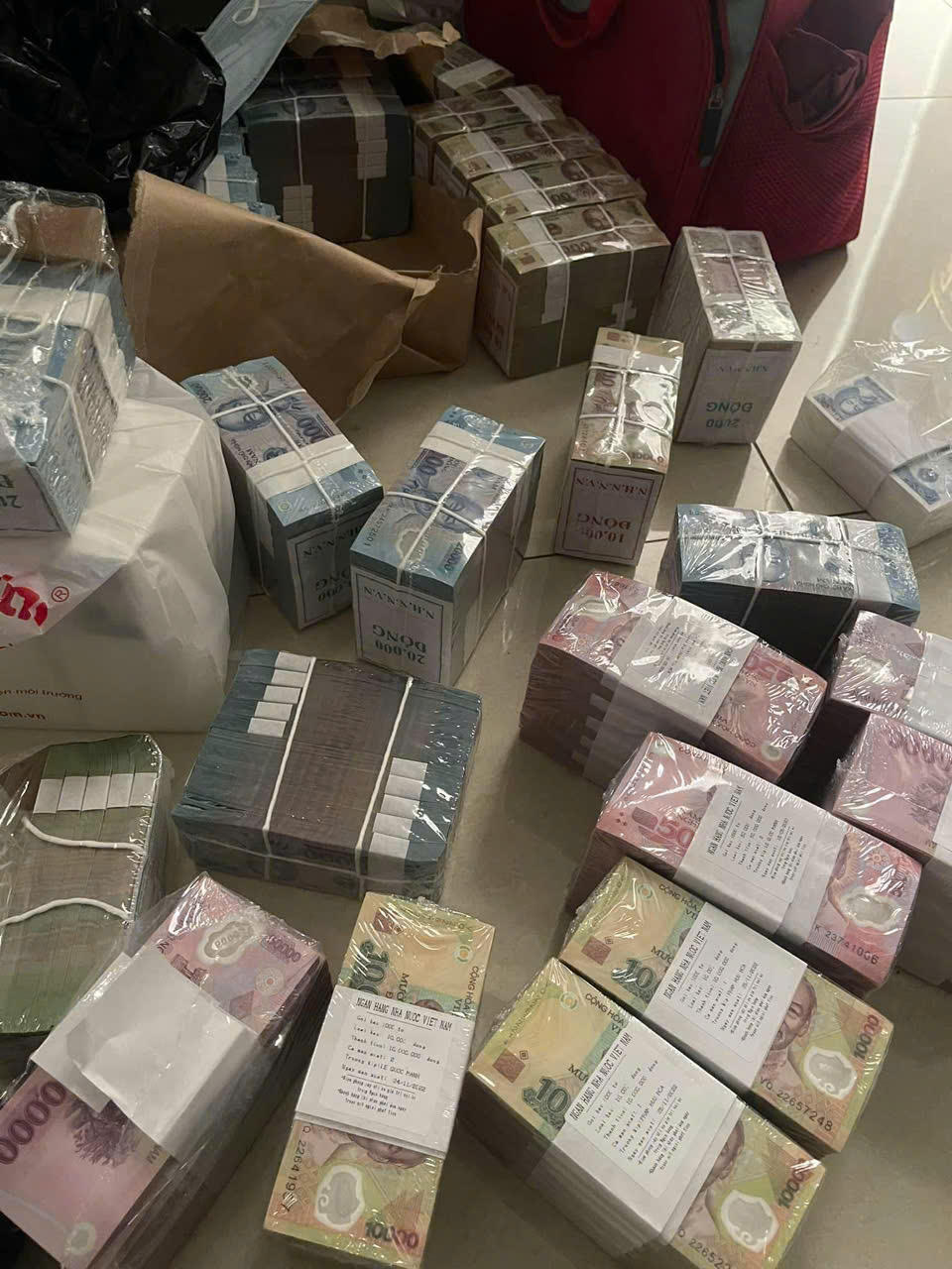 'Sốt' dịch vụ đổi tiền lì xì Tết, 'chợ đen' sôi động với đủ loại tiền lạ