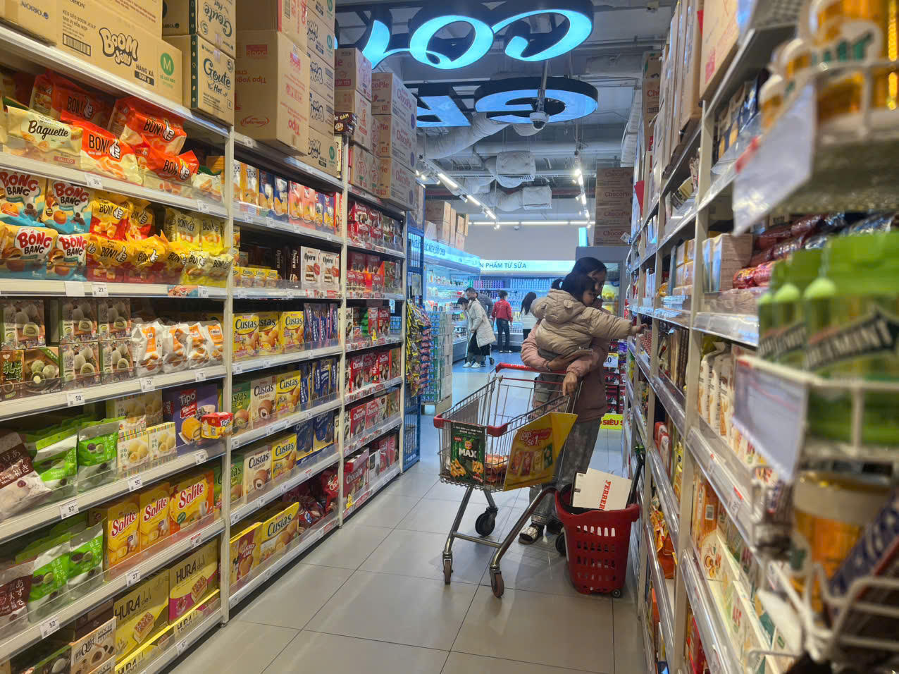 Hàng Việt chiếm lĩnh thị trường mua sắm cận Tết Nguyên đán Ất Tỵ 2025