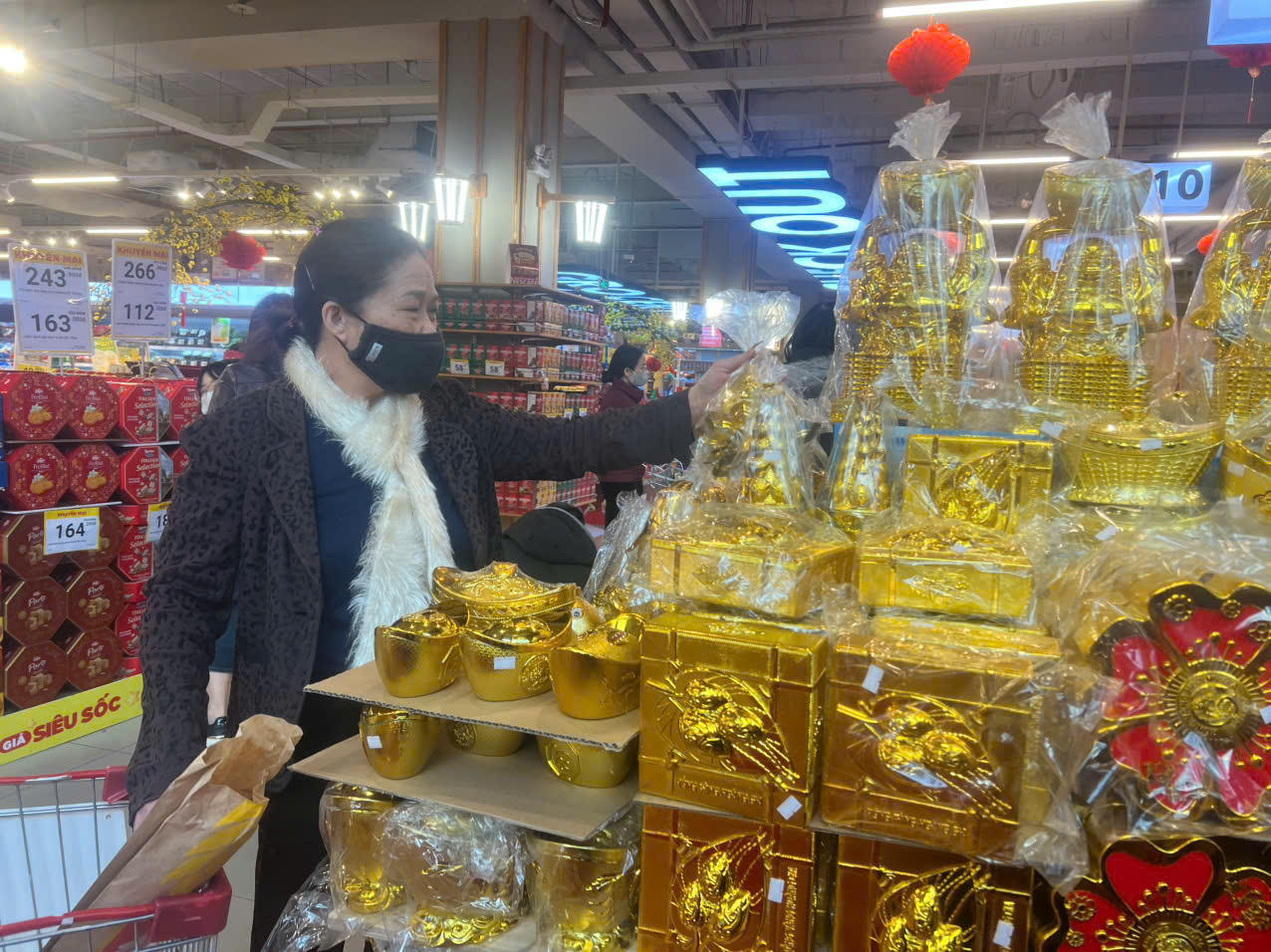 Hàng Việt chiếm lĩnh thị trường mua sắm cận Tết Nguyên đán Ất Tỵ 2025