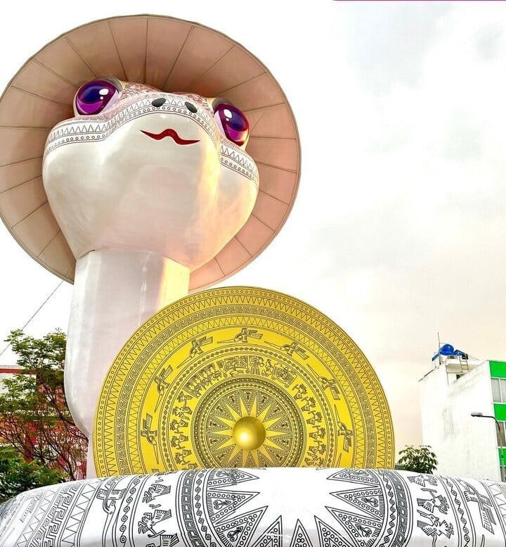 Điểm danh loạt linh vật rắn Tết Ất Tỵ độc đáo ở các tỉnh thành