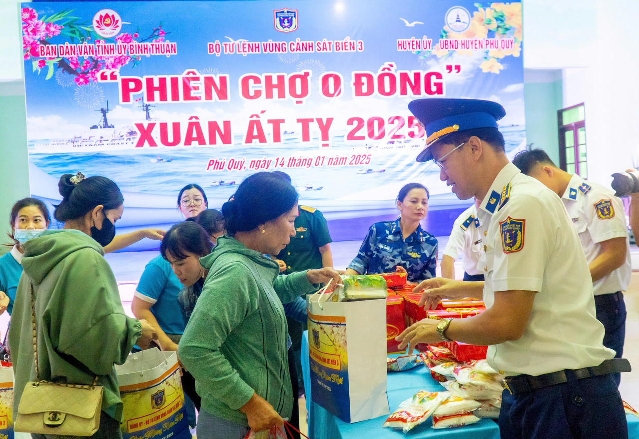 “Tết hải đảo - Thắm tình quân dân” tại huyện đảo Phú Quý