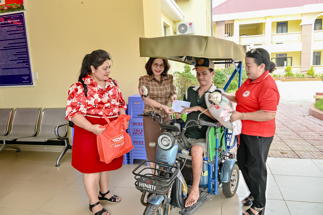 Vedan Việt Nam trao tặng hơn 2.000 phần quà cho người dân có hoàn cảnh khó khăn nhân dịp Tết Ất Tỵ 2025