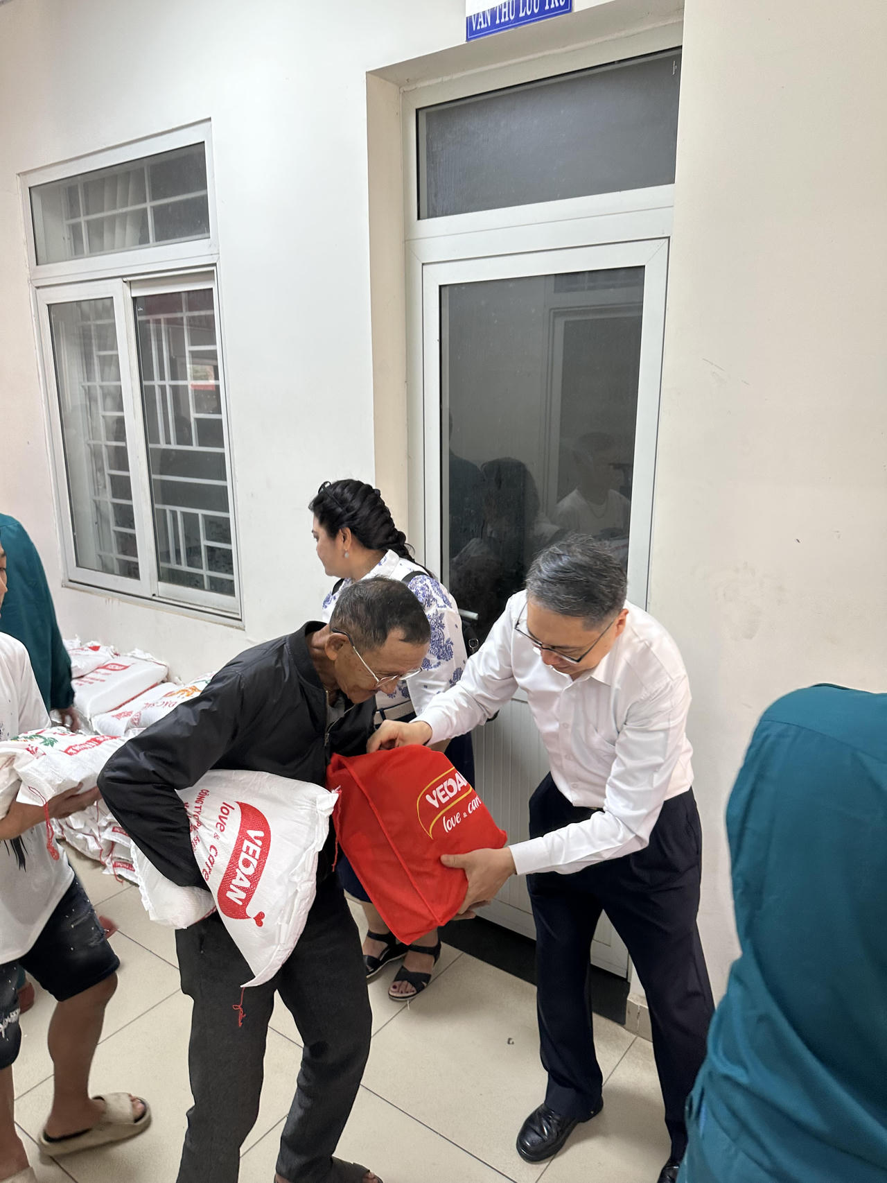 Vedan Việt Nam trao tặng hơn 2.000 phần quà cho người dân có hoàn cảnh khó khăn nhân dịp Tết Ất Tỵ 2025