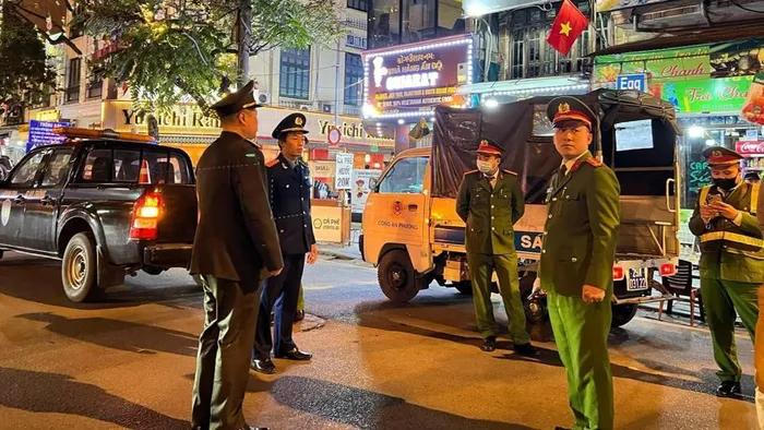 Người dân cả nước náo nức chờ đón thời khắc giao thừa Xuân Ất Tỵ 2025