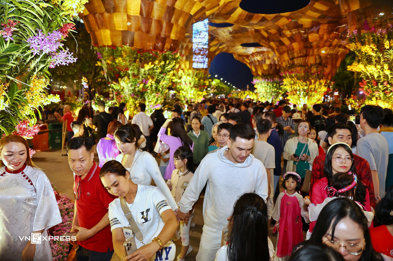 Người dân cả nước náo nức chờ đón thời khắc giao thừa Xuân Ất Tỵ 2025