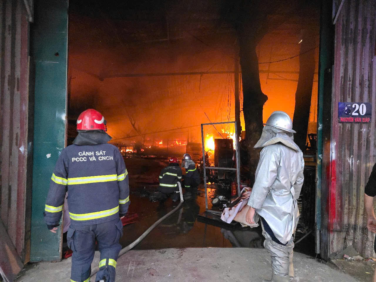 Cháy lớn nhà xưởng ở Hà Nội sáng 29 Tết, gần 500m² bị thiêu rụi