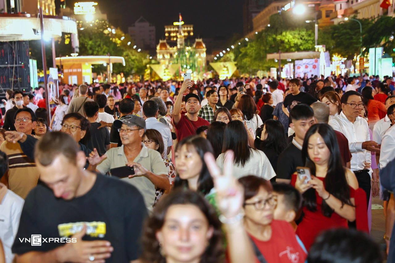 Người dân cả nước náo nức chờ đón thời khắc giao thừa Xuân Ất Tỵ 2025