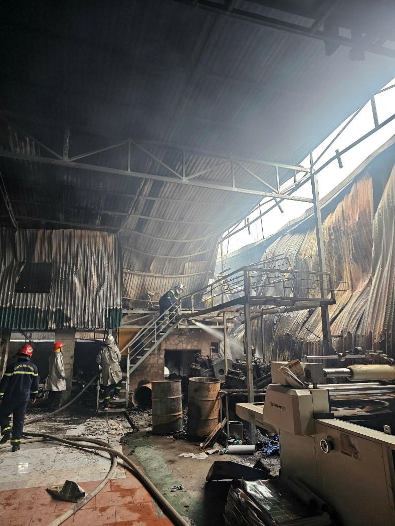 Cháy lớn nhà xưởng ở Hà Nội sáng 29 Tết, gần 500m² bị thiêu rụi