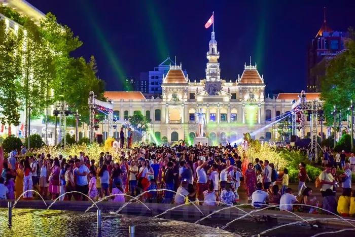 Người dân cả nước náo nức chờ đón thời khắc giao thừa Xuân Ất Tỵ 2025