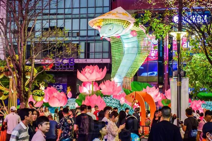 Người dân cả nước náo nức chờ đón thời khắc giao thừa Xuân Ất Tỵ 2025