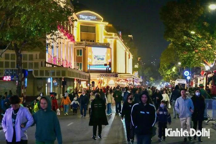 Người dân cả nước náo nức chờ đón thời khắc giao thừa Xuân Ất Tỵ 2025