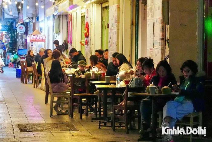 Người dân cả nước náo nức chờ đón thời khắc giao thừa Xuân Ất Tỵ 2025