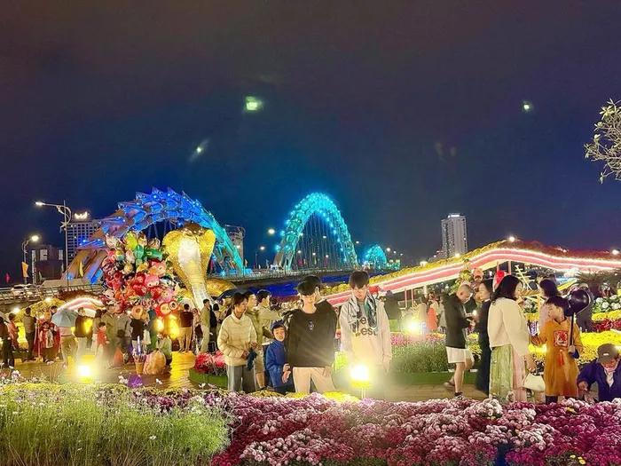 Người dân cả nước náo nức chờ đón thời khắc giao thừa Xuân Ất Tỵ 2025