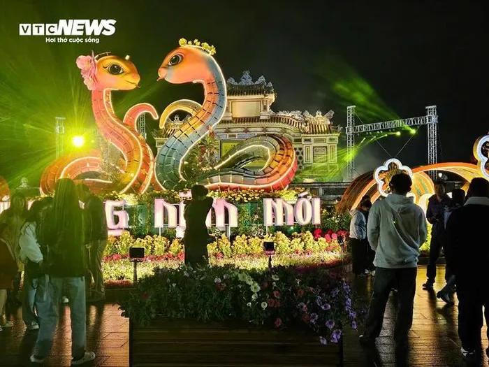 Người dân cả nước náo nức chờ đón thời khắc giao thừa Xuân Ất Tỵ 2025