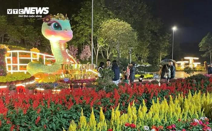 Người dân cả nước náo nức chờ đón thời khắc giao thừa Xuân Ất Tỵ 2025