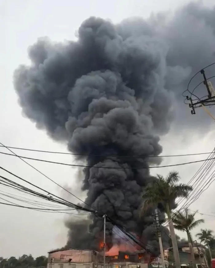 Cháy lớn tại công ty giấy ở Bắc Ninh, khói đen bao trùm khu dân cư