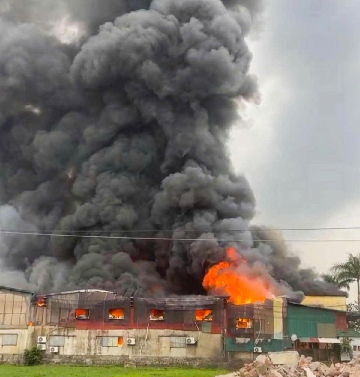 Cháy lớn tại công ty giấy ở Bắc Ninh, khói đen bao trùm khu dân cư