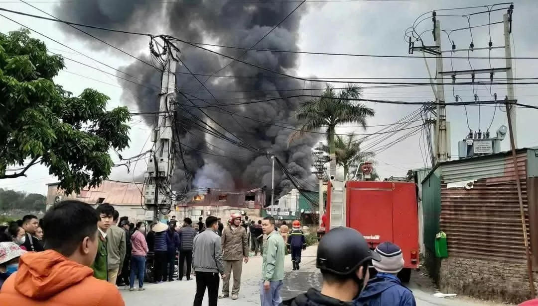 Cháy lớn tại công ty giấy ở Bắc Ninh, khói đen bao trùm khu dân cư