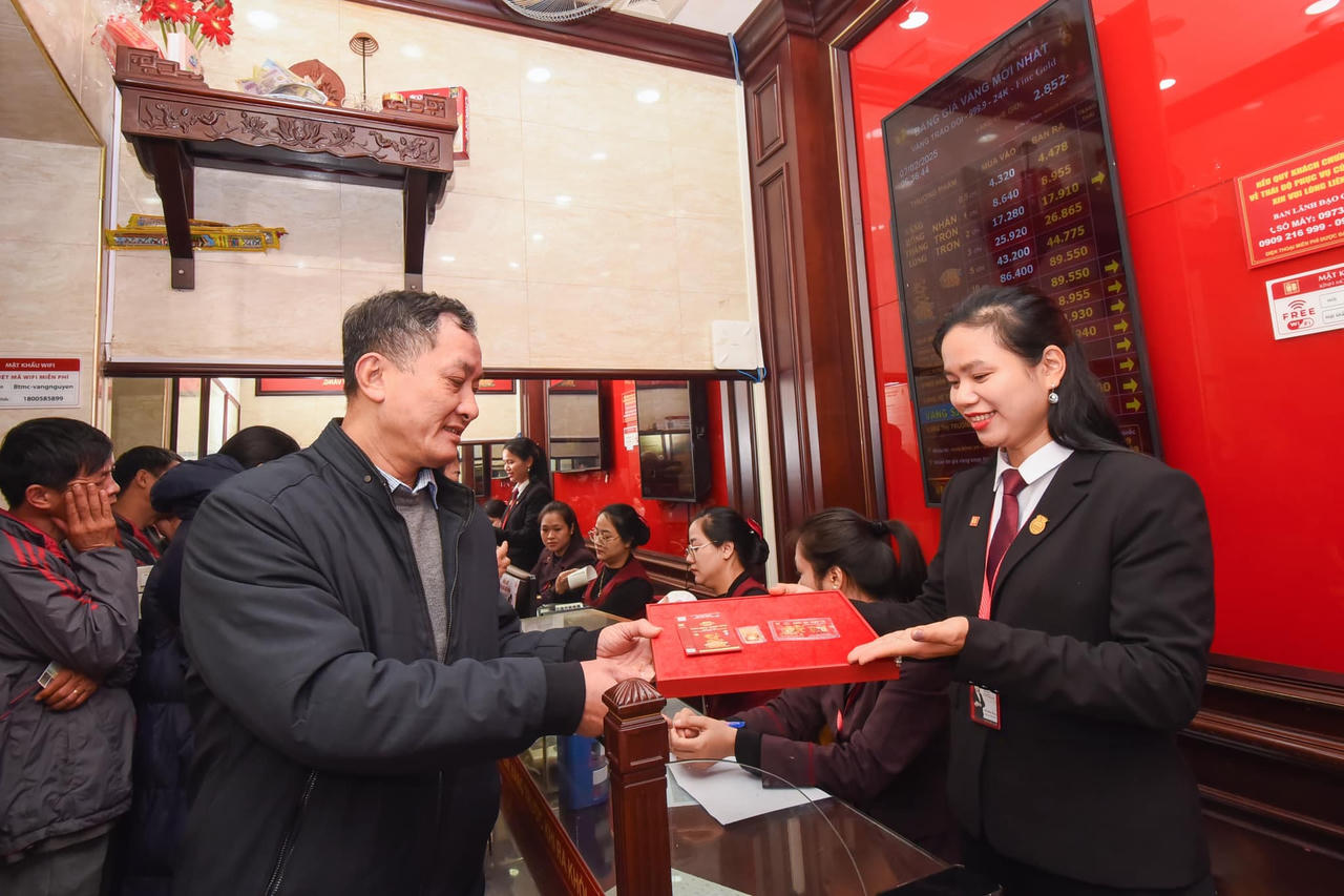 Người dân Hà Nội 'đội mưa', chen chân mua vàng ngày Vía Thần Tài