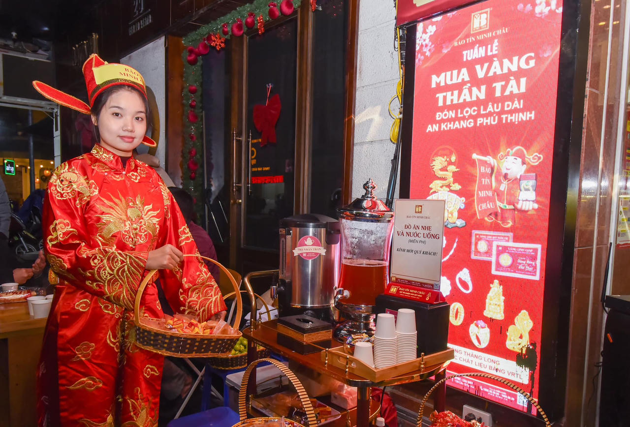 Người dân Hà Nội 'đội mưa', chen chân mua vàng ngày Vía Thần Tài