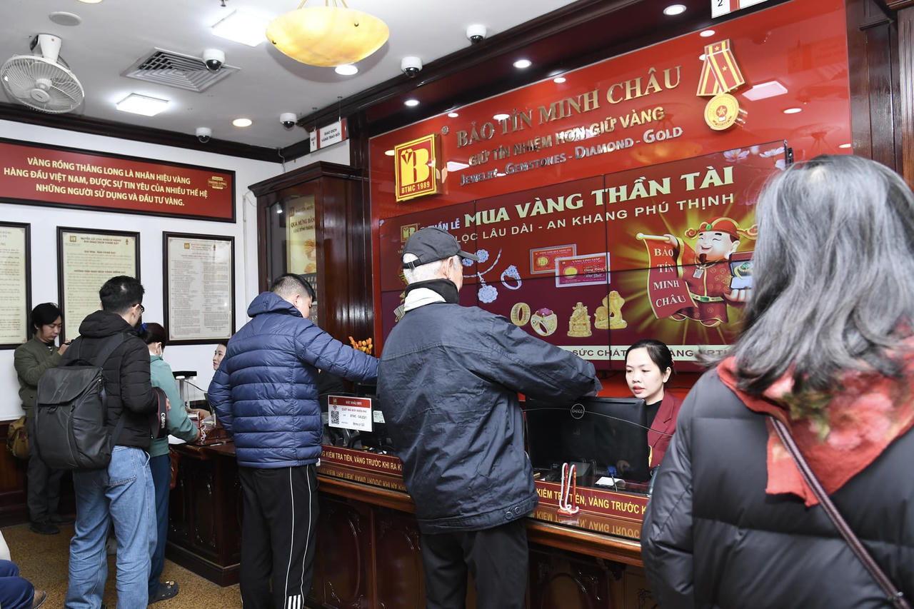 Người dân Hà Nội 'đội mưa', chen chân mua vàng ngày Vía Thần Tài