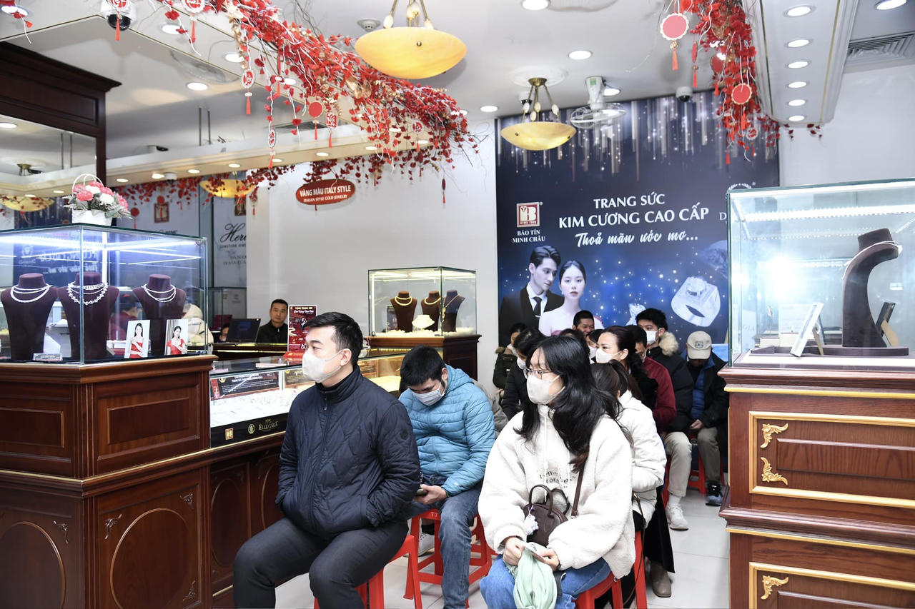 Người dân Hà Nội 'đội mưa', chen chân mua vàng ngày Vía Thần Tài