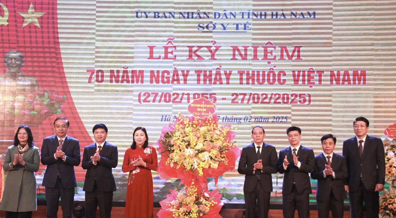 Cả nước tri ân đội ngũ y bác sĩ nhân kỷ niệm 70 năm Ngày Thầy thuốc Việt Nam