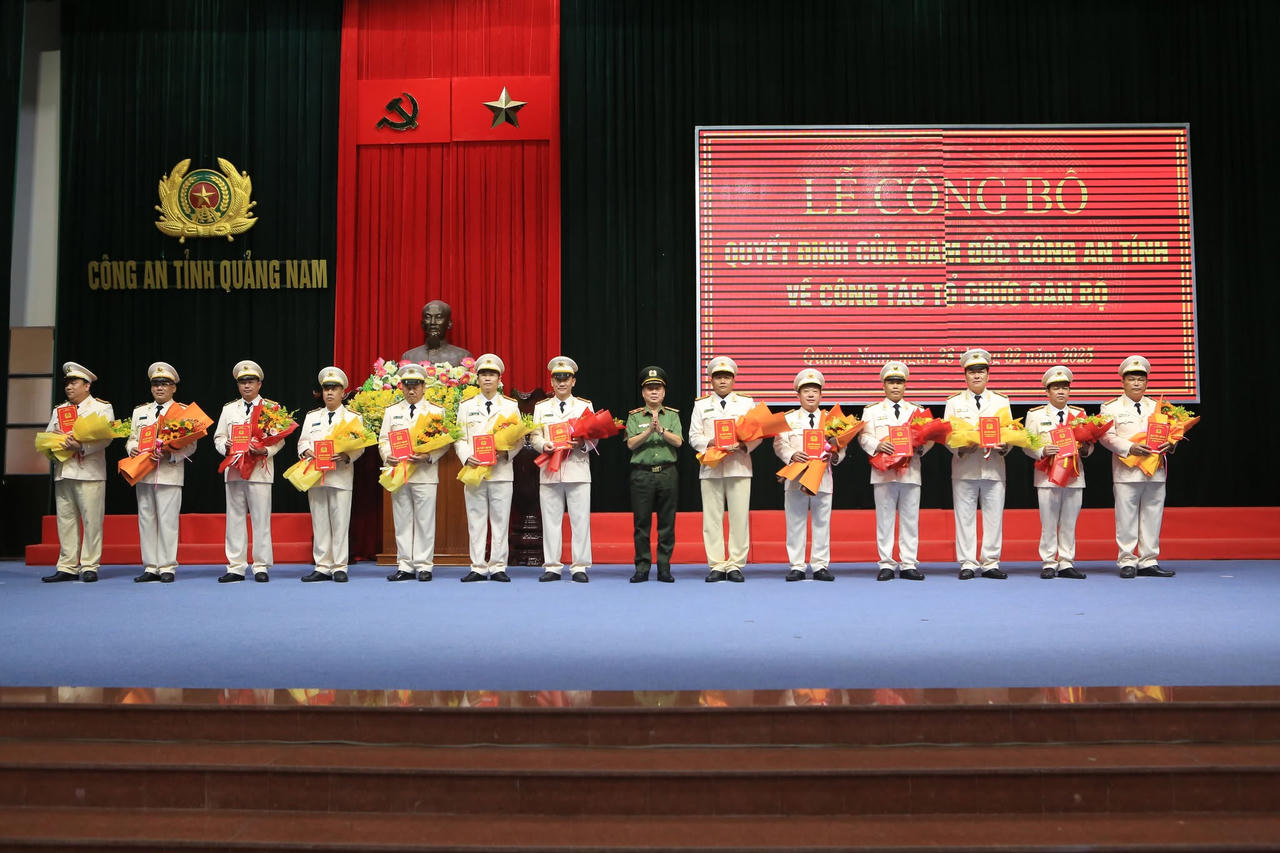 Công an các tỉnh, thành công bố Quyết định về công tác cán bộ 